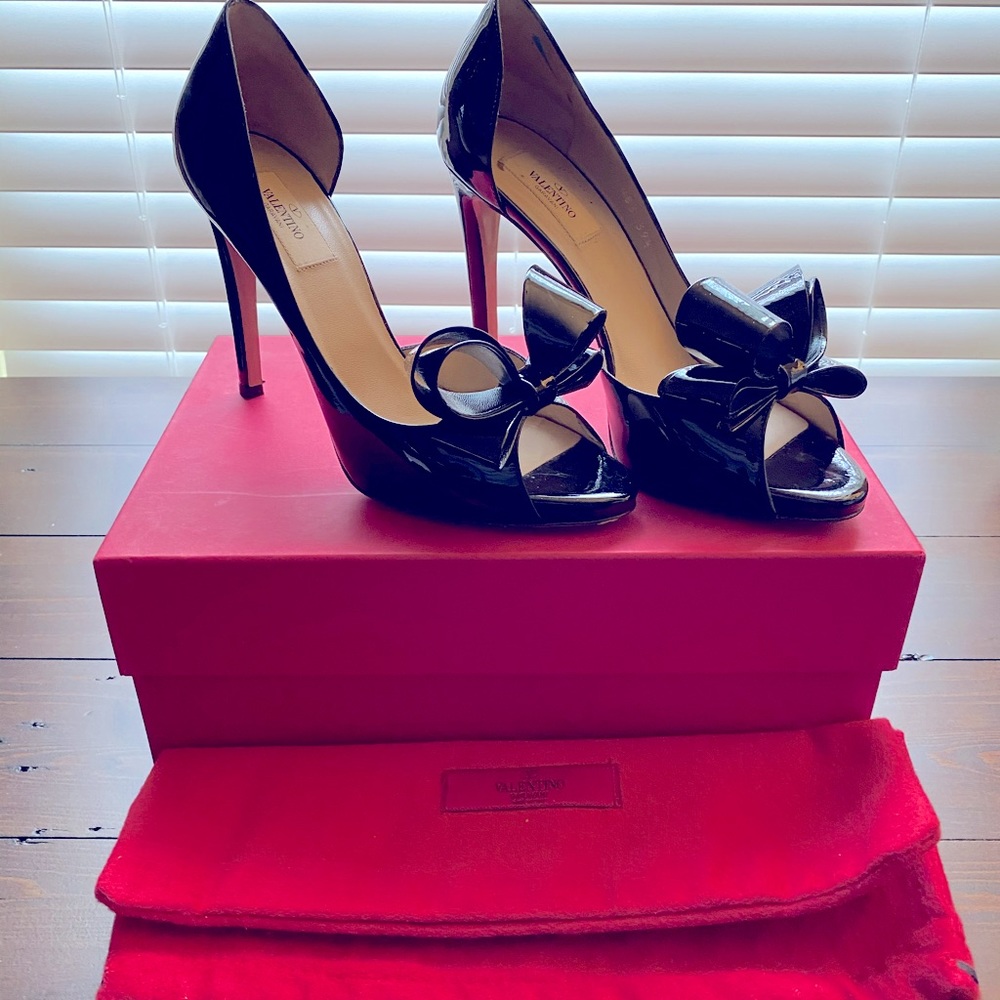 Valentino patent bow pump in black